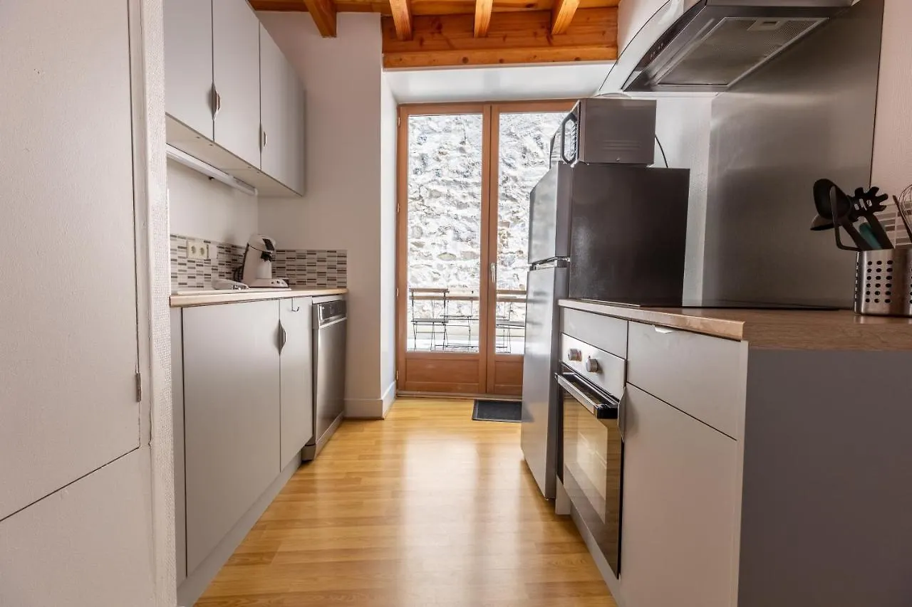 Le Double Pirou # 2 Appartements # Halte Auvergne Thiers Apartment