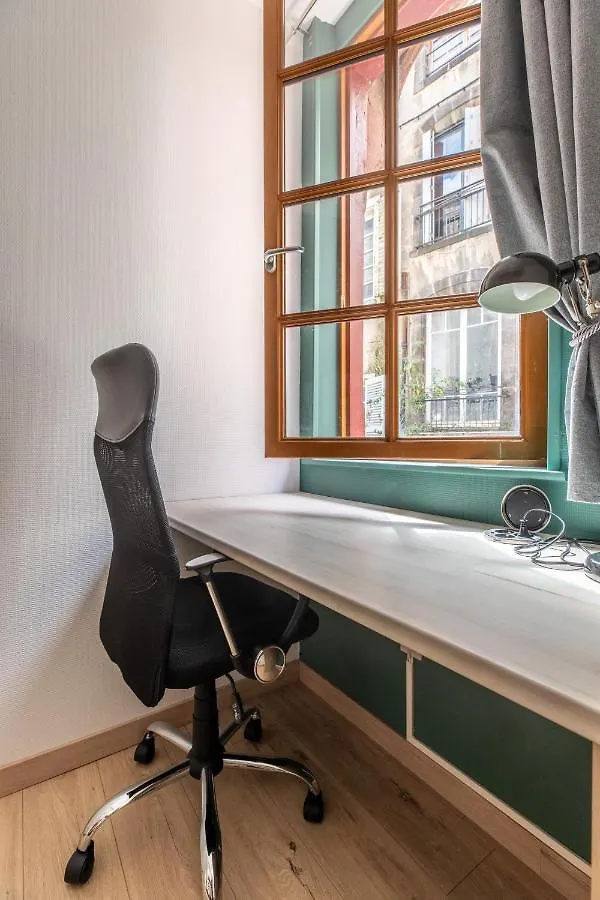 Le Double Pirou # 2 Appartements # Halte Auvergne Thiers 0*,  France